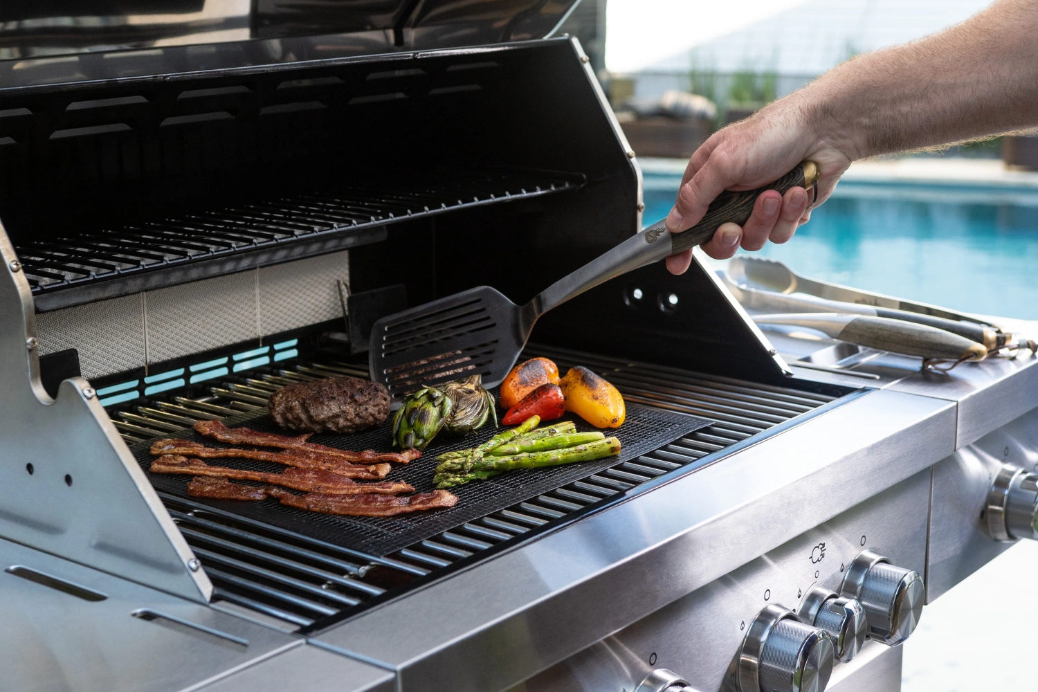 MESHGRILLMAT_FULL_LIFESTYLE_3