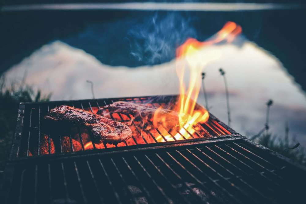 grilling-steak-fire-web